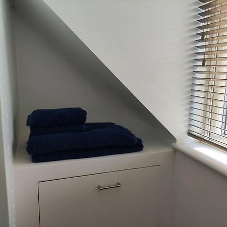 The Old Bar In Wiltshire - 1 Bedroom Guesthouse Chippenham  Bagian luar foto