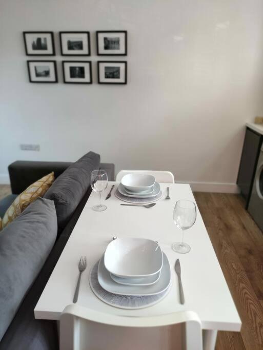 The Old Bar In Wiltshire - 1 Bedroom Guesthouse Chippenham  Bagian luar foto