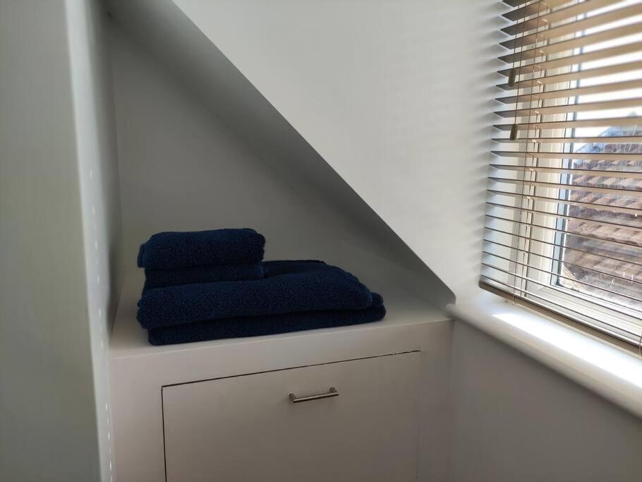 The Old Bar In Wiltshire - 1 Bedroom Guesthouse Chippenham  Bagian luar foto