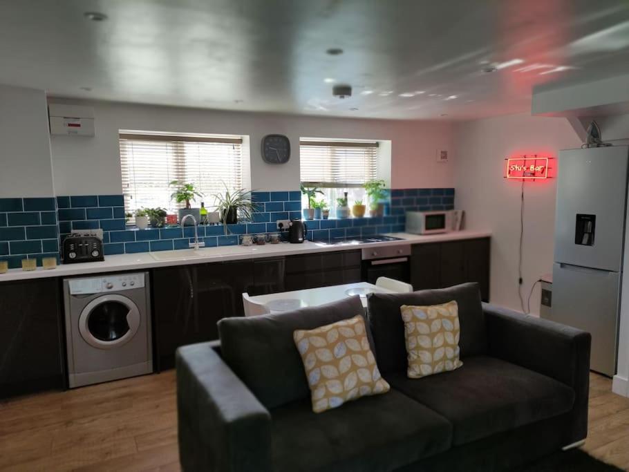 The Old Bar In Wiltshire - 1 Bedroom Guesthouse Chippenham  Bagian luar foto