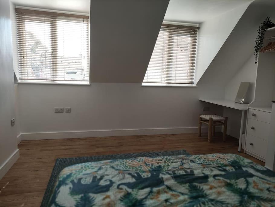 The Old Bar In Wiltshire - 1 Bedroom Guesthouse Chippenham  Bagian luar foto