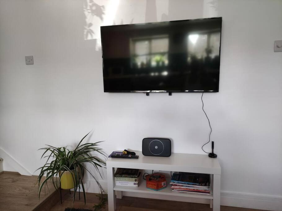 The Old Bar In Wiltshire - 1 Bedroom Guesthouse Chippenham  Bagian luar foto