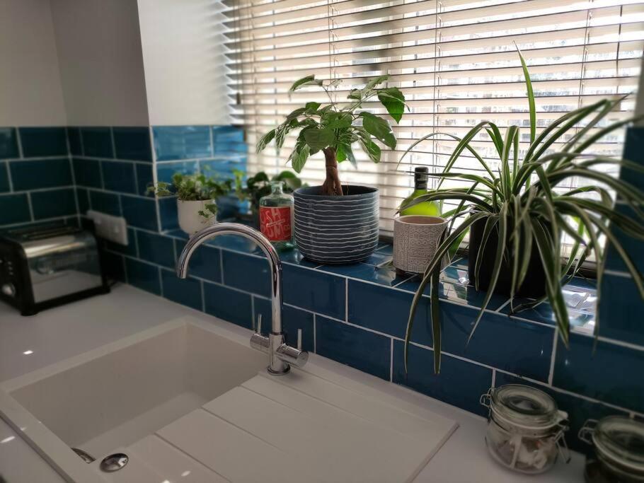 The Old Bar In Wiltshire - 1 Bedroom Guesthouse Chippenham  Bagian luar foto